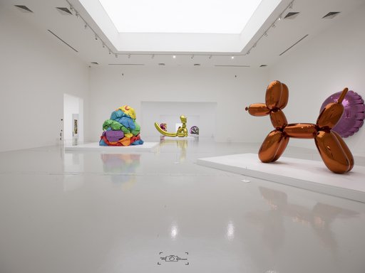 One of the galleries of the exhibition Jeff Koons: Lost in America, with the artworks Balloon Dog and Play-Doh in the foreground