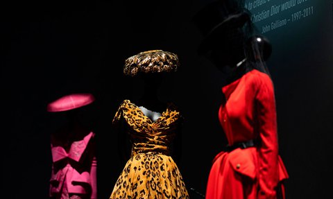 ثلاث إطلالات نابضة بالحياة من تصميم جون غاليانو لديور يتوسطها فستان مميز بنقشة جلد الفهد