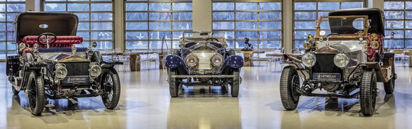 ثلاث سيارات معروضة داخل متحف السيارات لطبيلة.