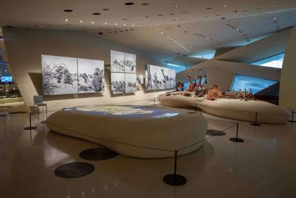 صالة عرض في متحف قطر الوطني تحتوي على قطع تقليدية