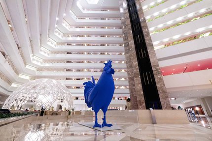 تمثال الديك الأزرق في داخل فندق شيراتون